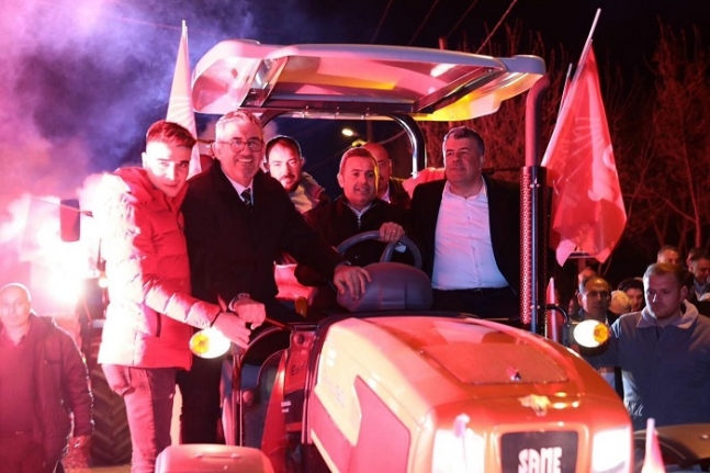 CHP’li Ahmet Akın’a Şamlı’da Traktör Konvoyuyla Karşılama