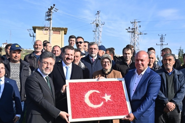Bakan Yumak Balıkesir'de Karesi ve Altıeylül'de 100 damızlık koç ve 13 yem ezme makinesi törenle üreticilere teslim edildi