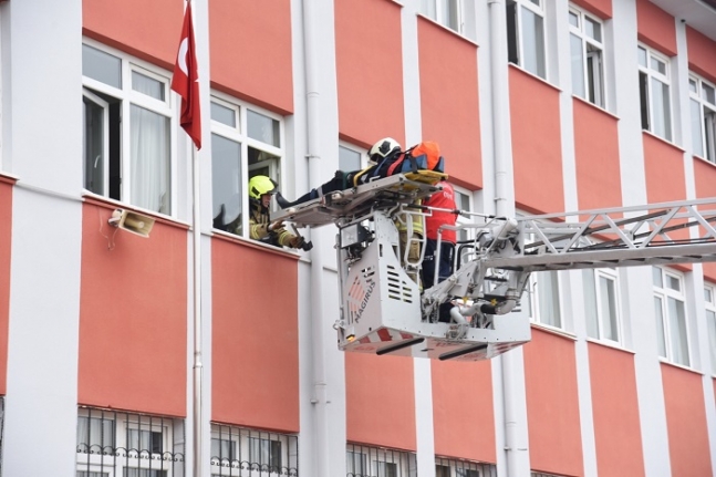 Öğrenciler Deprem Tatbikatına Katıldı