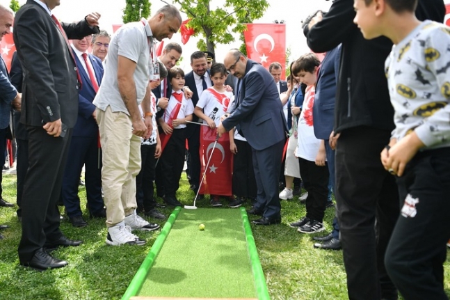 Balıkesir'de Vali Ustaoğlu top oynadı, mendil kapmaca yarışmasına katıldı