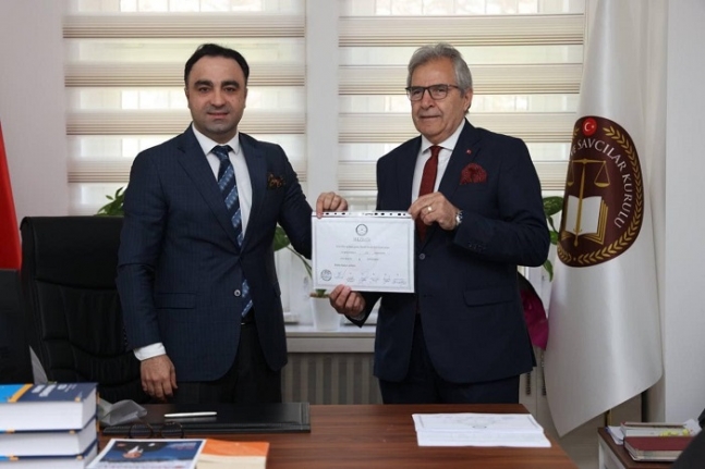 Bandırma Belediye Başkanı Dursun Mirza mazbatasını aldı