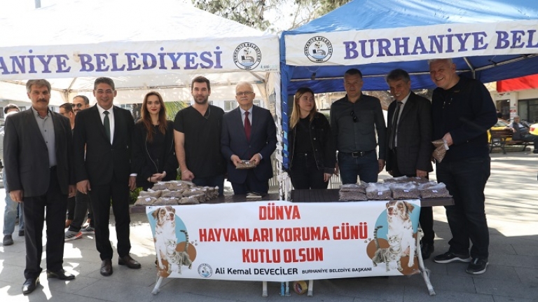 Başkan Deveciler, 4 Nisan Dünya Sokak Hayvanları Günü'nü hayvanseverlerle kutladı