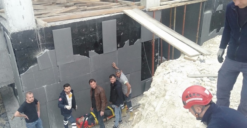 Beton blok altında kalan işçiyi itfaiye kurtardı