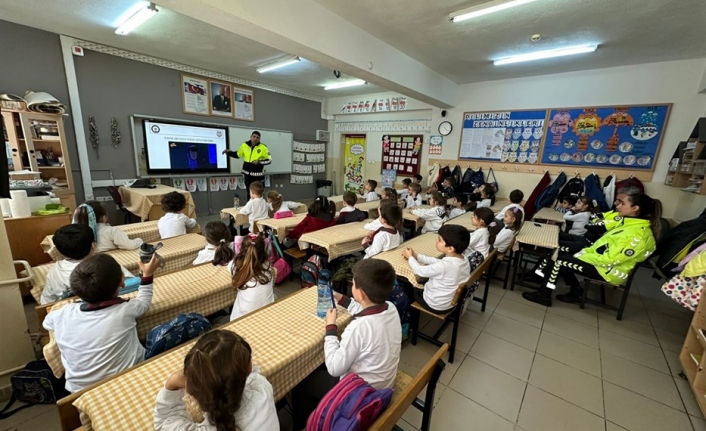 Balıkesir'de Polisler Çocuklara Trafik Eğitimi Veriyor