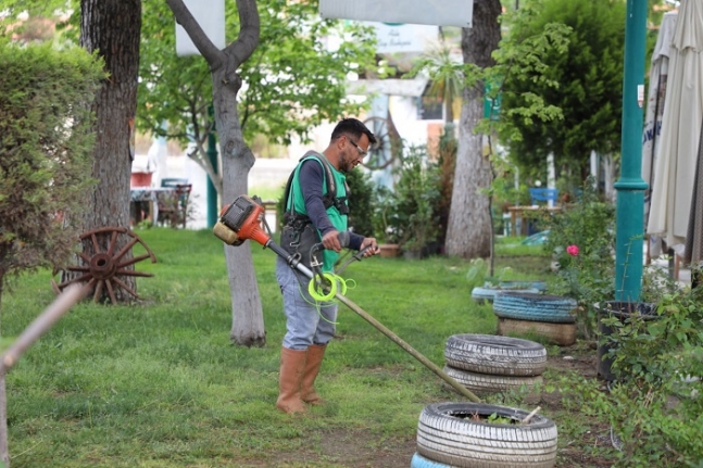 Edremit’te parklara bahar bakımına