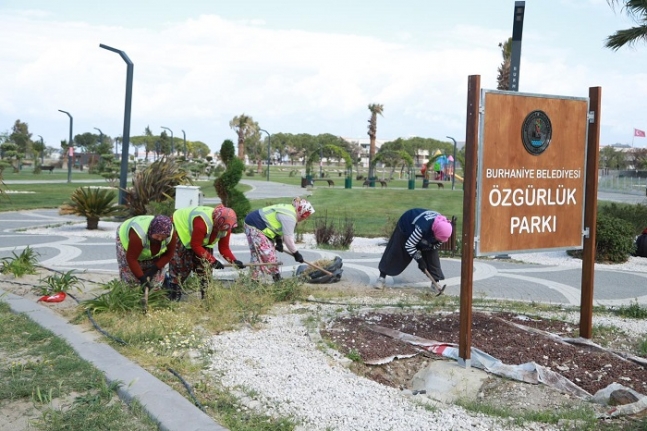 Park Ve Bahçeler Ekipleri Çalışmalarını Sürdürüyor