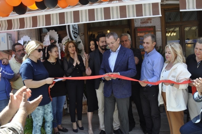 Ayvalık’ta Başkan Ergin Neta Cafe’nin Açılış Kurdelesini Kesti