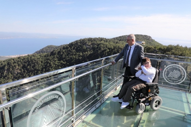 Başkan Ertaş, engelli öğrencinin dileğini gerçekleştirdi. Yok böyle sevinç...