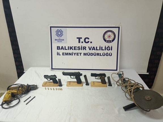 Edremit'te KOM kurusıkı tabancaları gerçek silaha dönüştüren atölyeye operasyon düzenledi