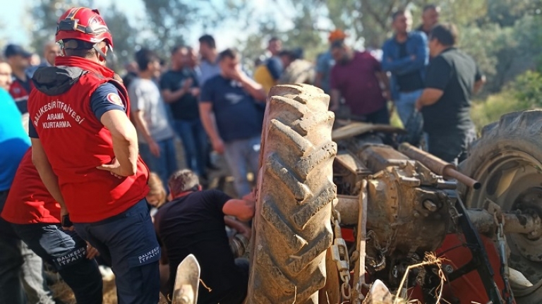 Edremit’te kaza ucuz atlatıldı. Takla atan traktörün altından sağ çıktı