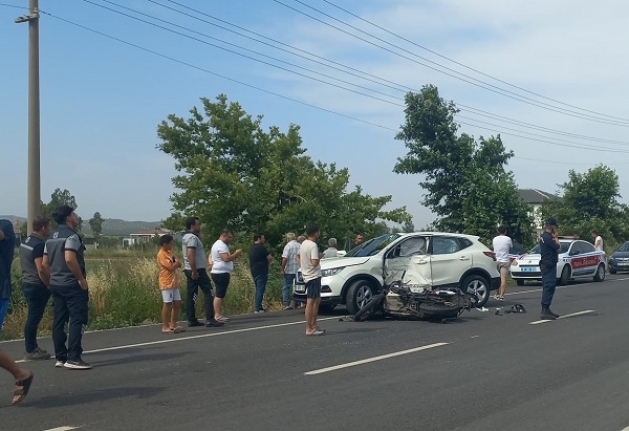 Ayvalık’ta motosiklet ile otomobil çarpıştı; 1 ölü, 1 yaralı