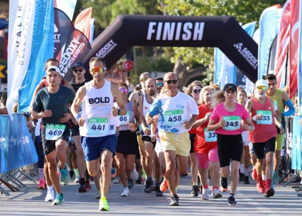Uluslararası Ayvalık Kurtuluş Yarı Maratonu büyük bir heyecanla koşuldu