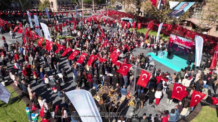 Ahmet Akın’ın 101. yıl armağanı Cumhuriyet Meydanı’nın ilk etabı açıldı