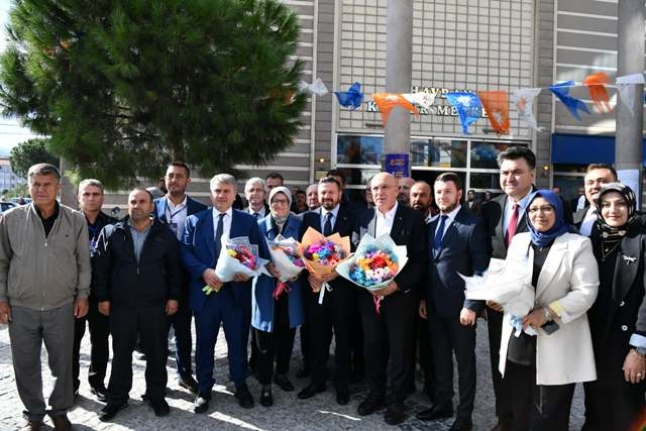 AK Parti’nin Edremit ve Havran ilçe kongreleri büyük coşkuyla gerçekleştirildi