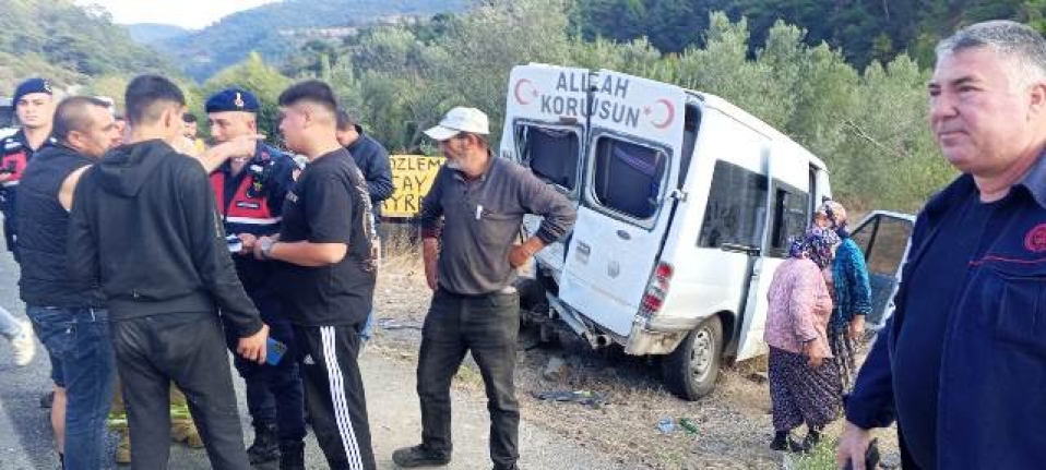 Balıkesir'de minibüs zeytin tayfası taşıyan başka minibüse çarptı: 16 yaralı