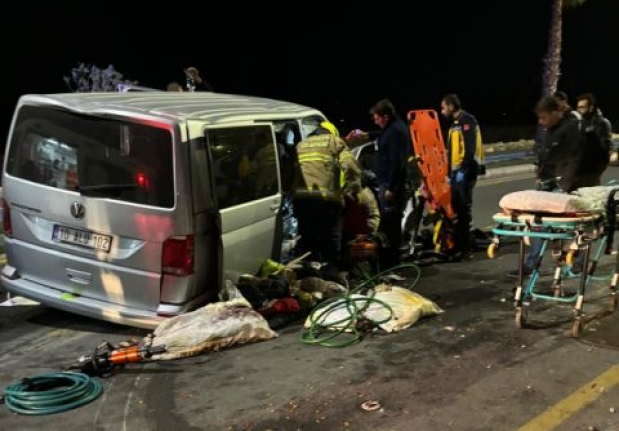 Edremit'te minibüs orta refüje çarptığı kazada, 1 kişi hayatını kaybetti