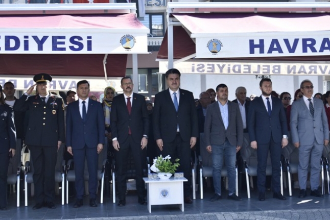 Havran'da 29 Ekim törenlerinde akrobasi gösterileri nefes kesti