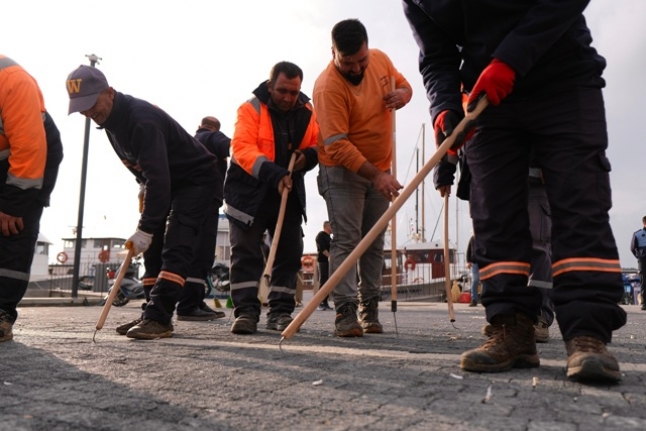 Ayvalık'ta yere çöp ve izmarit atanlara yasaklar geliyor...