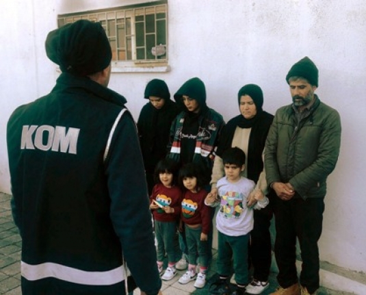 Ayvalık’ta 8 düzensiz göçmen ve 2 insan kaçakçısı yakalandı