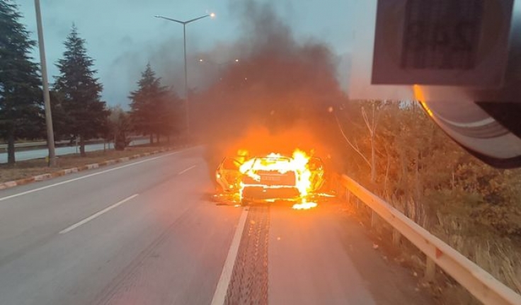 Balıkesir Altıeylül’de seyir halindeki otomobil alev alev böyle yandı