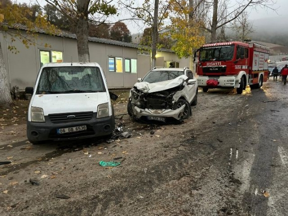 Dursunbey’de asit yüklü TIR park halindeki otomobile çarptı: 1 ölü