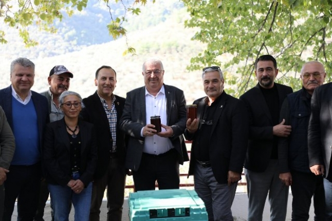Edremit Belediye Başkanı Mehmet Ertaş, arıcılar ile bir araya geldi