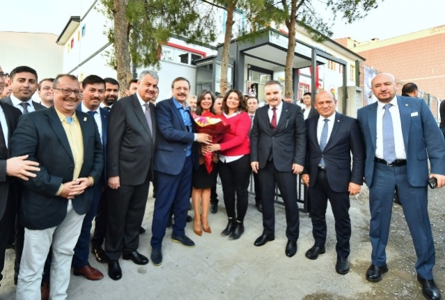 Edremit'te TOBB Özel Eğitim Uygulama Okulu törenle hizmete açıldı.