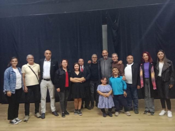 Ercan Kubaş Tiyatrosu, bu kez de “Ecem Devler Ülkesi’nde”  oyununu minik yüreklerle buluşturdu