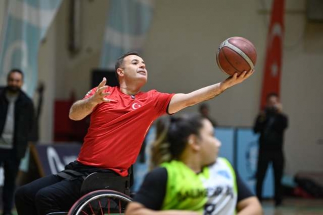 Balıkesir'de Başkan Akın, 3 Aralık özel günde özürlülerle basketbol oynadı!