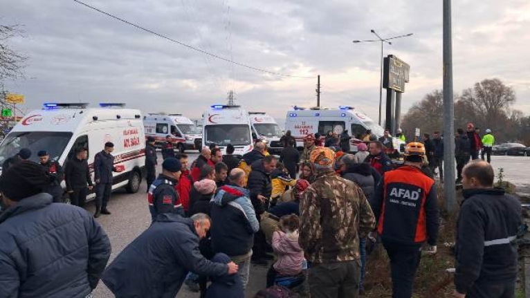 Balıkesir'de öğrenci servisi ile TIR çarpıştı: Kazada can pazarı yaşandı!
