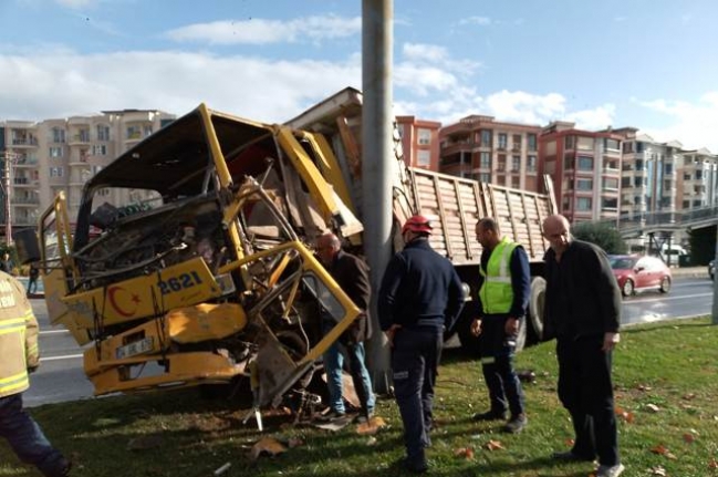 Edremit'te kamyon, orta refüje çıkarak bir elektrik direğine çarparak durabildi.