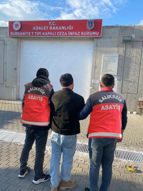 Sahte banka kartı ve kredi kartı üreten şahıs Ayvalık Polisi’nden kaçamadı