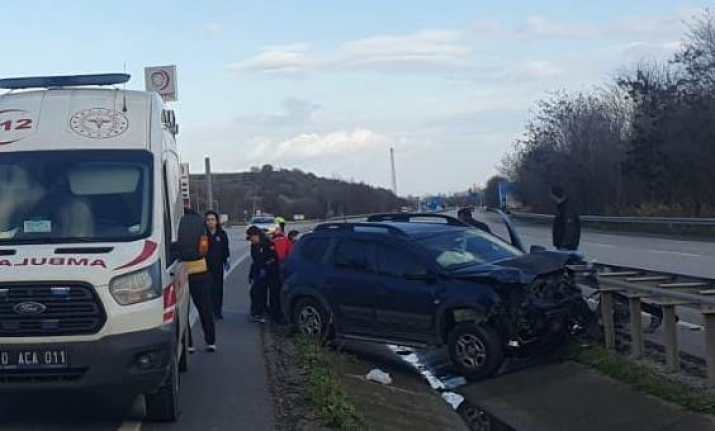 Susurluk'ta otomobil yoldan çıkarak bariyerlere çarptı: 1 yaralı