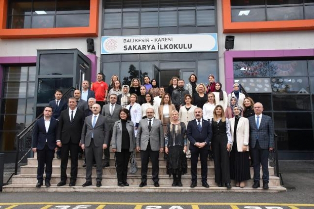 Vali İsmail Ustaoğlu Karesi Sakarya İlkokulu'nda incelemelerde bulundu