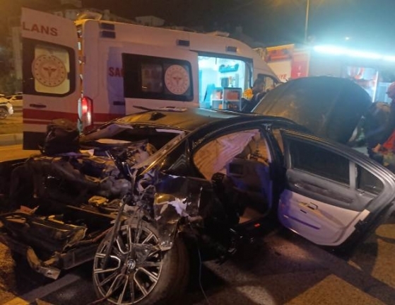 Edremit'te bariyerlere çarpan araç demir yığınına döndü: 2 Yaralı