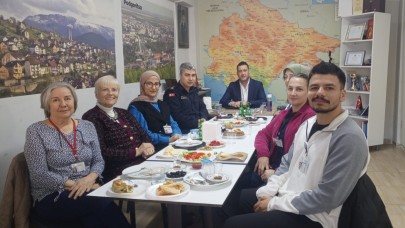 Karadağ Göçmenleri Derneği'nden huzurevi  sakinlerine kahvaltı