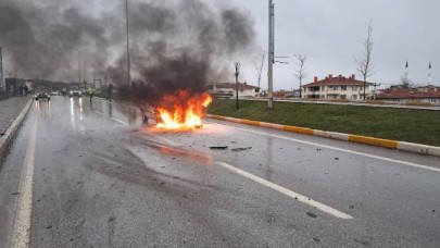 Altıeylül’de kaza sonrası otomobil alev alev yandı