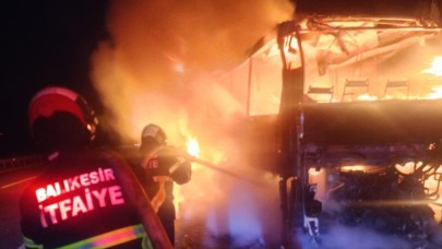 Balıkesir'de yolcu otobüsü seyir halindeyken alev aldı