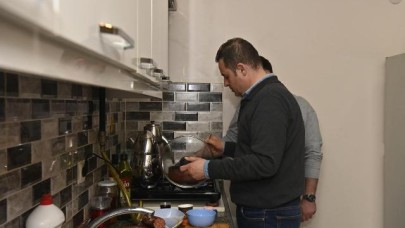 Ahmet Akın, öğrenci evinde sahur yaptı