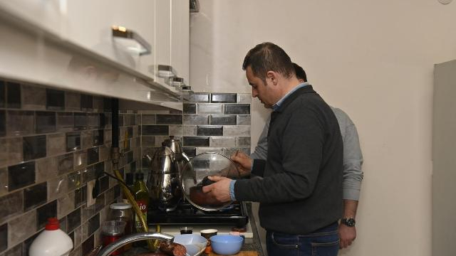 Ahmet Akın, öğrenci evinde sahur yaptı