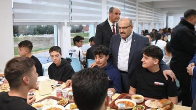 Vali İsmail Ustaoğlu Öğrencilerle İftar Sofrasında Buluştu