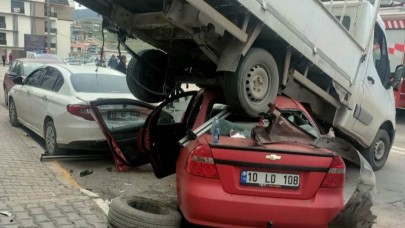 Balıkesir'de korkunç  kazada, kamyonet aracın üstüne çıktı