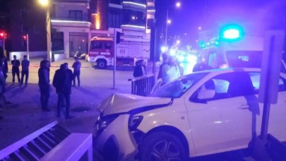 Altıeylül’de otomobil kaldırıma çıktı