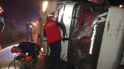Mıcır yüklü tır devrildi: 2 yaralı