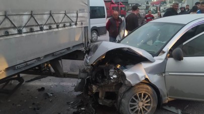 Altıeylül’de kazada sürücü araçta sıkışık kaldı