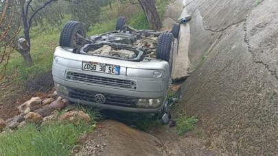 Havran’da ticari araç tarlaya düşüp, ters döndü