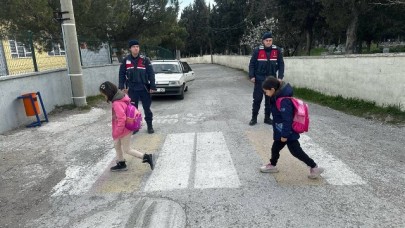 Balıkesir'de jandarma okul önlerinde denetim yaptı