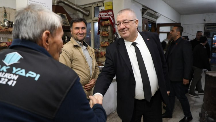Başkan Ertaş, vatandaş el ele...Ertaş'ın kırsal mahalle ziyaretleri sürüyor.