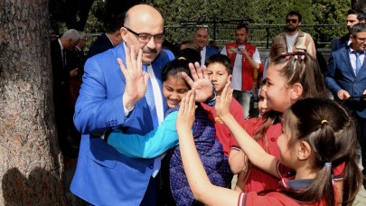 Vali Ustaoğlu, Edremit’te 23 Nisan Çocuk Şenliği'ne katıldı