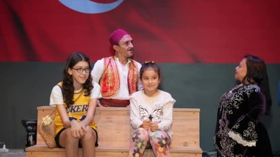 Gömeç'te engelli oyuncular minik kalplere tiyatro ile dokundu